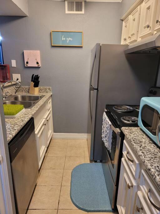 Blue Shark *E3* @ Midtown Cozy 1Br King Suite Хюстън Екстериор снимка